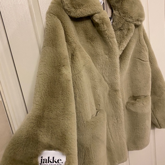Never been worn faux fur coat! - Picture 2 of 6
